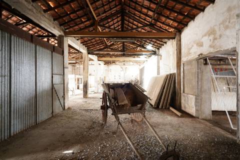 Terreno com armazém no Alentejo