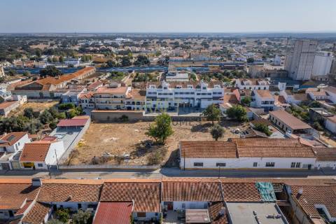 Terreno com armazém no Alentejo