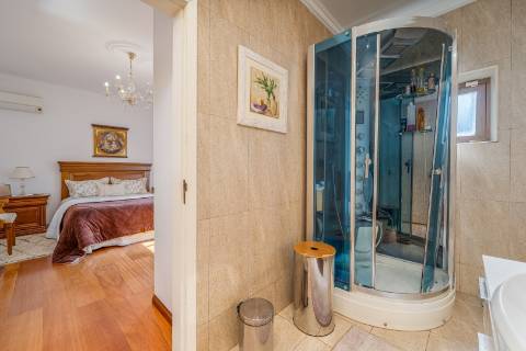 Moradia T4 com piscina e garagem