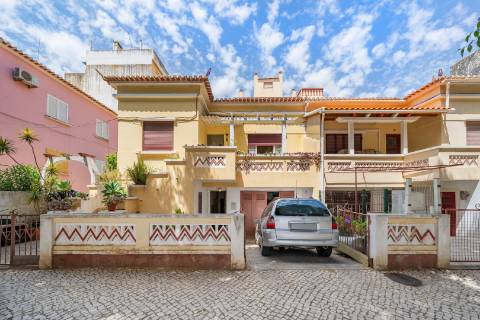 Moradia bifamiliar T5+2 em Portimão