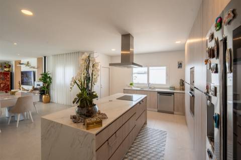 Moradia T4 Térrea de Arquitetura Moderna em Pataias | Alcobaça