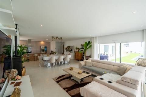 Moradia T4 Térrea de Arquitetura Moderna em Pataias | Alcobaça