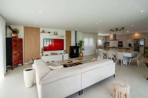 Moradia T4 Térrea de Arquitetura Moderna em Pataias | Alcobaça