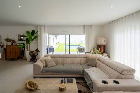 Moradia T4 Térrea de Arquitetura Moderna em Pataias | Alcobaça