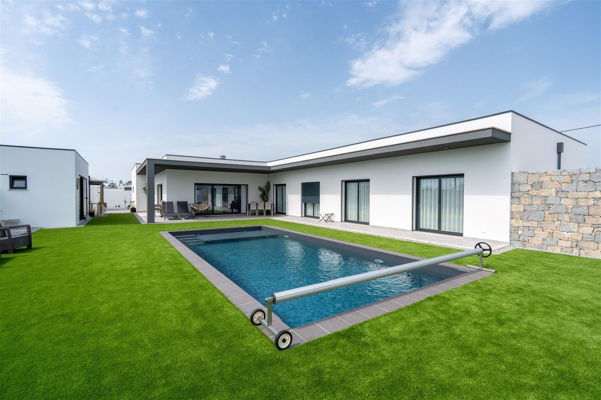Moradia T4 Térrea de Arquitetura Moderna em Pataias | Alcobaça