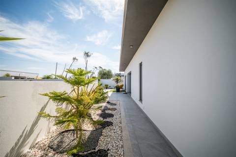 Moradia T3 Térrea de Arquitetura Contemporânea com Piscina em Pataias, Alcobaça