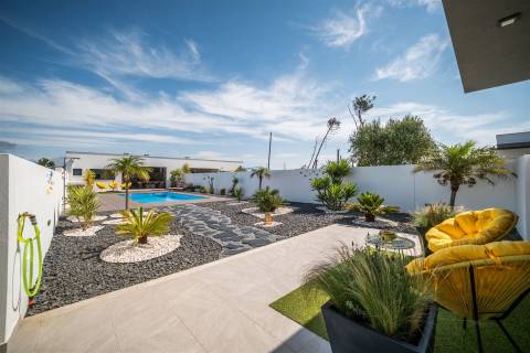 Moradia T3 Térrea de Arquitetura Contemporânea com Piscina em Pataias, Alcobaça