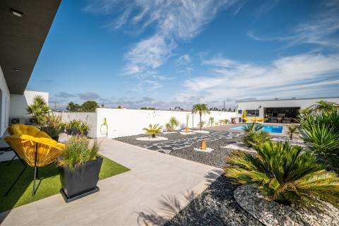 Moradia T3 Térrea de Arquitetura Contemporânea com Piscina em Pataias, Alcobaça