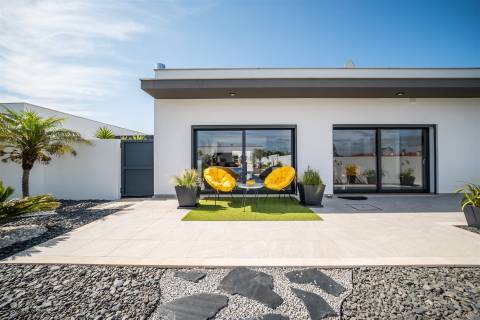 Moradia T3 Térrea de Arquitetura Contemporânea com Piscina em Pataias, Alcobaça