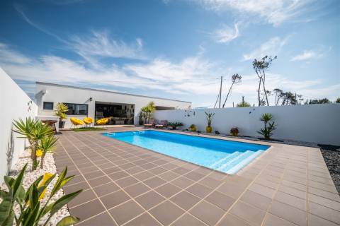 Moradia T3 Térrea de Arquitetura Contemporânea com Piscina em Pataias, Alcobaça