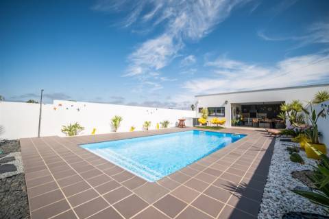 Moradia T3 Térrea de Arquitetura Contemporânea com Piscina em Pataias, Alcobaça