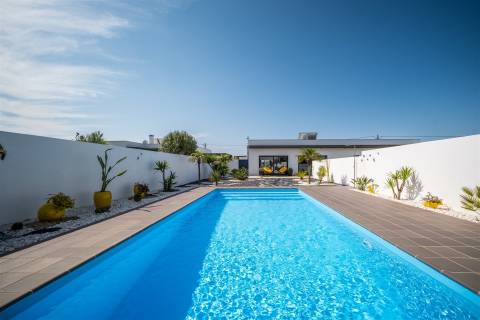 Moradia T3 Térrea de Arquitetura Contemporânea com Piscina em Pataias, Alcobaça