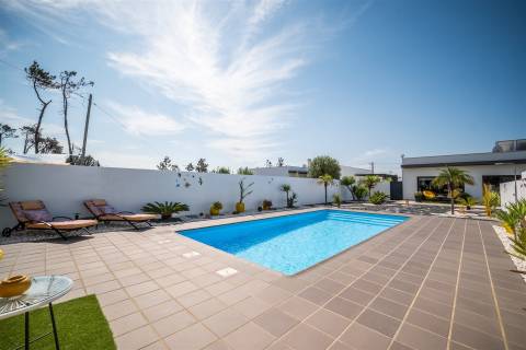 Moradia T3 Térrea de Arquitetura Contemporânea com Piscina em Pataias, Alcobaça