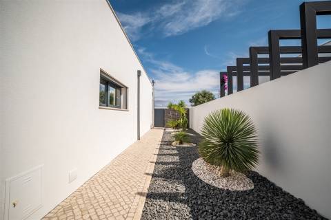 Moradia T3 Térrea de Arquitetura Contemporânea com Piscina em Pataias, Alcobaça