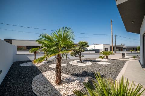 Moradia T3 Térrea de Arquitetura Contemporânea com Piscina em Pataias, Alcobaça