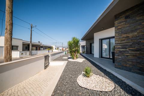 Moradia T3 Térrea de Arquitetura Contemporânea com Piscina em Pataias, Alcobaça