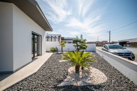 Moradia T3 Térrea de Arquitetura Contemporânea com Piscina em Pataias, Alcobaça