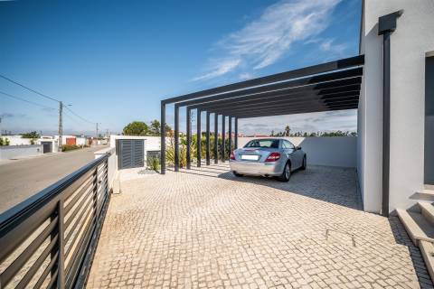 Moradia T3 Térrea de Arquitetura Contemporânea com Piscina em Pataias, Alcobaça