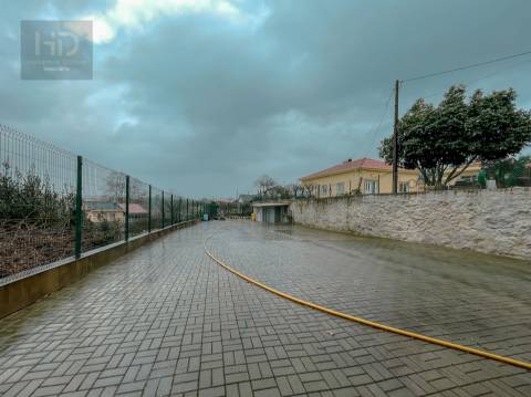 Moradia T3+1 renovada próxima do metro de  Vilar de Andorinho