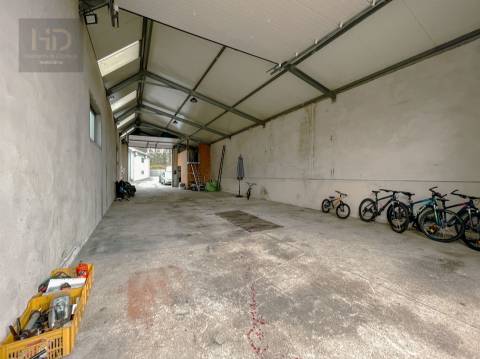 Moradia T3+1 renovada próxima do metro de  Vilar de Andorinho