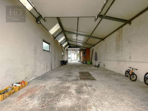 Moradia T3+1 renovada próxima do metro de  Vilar de Andorinho