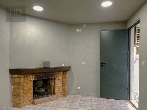 Moradia T3+1 renovada próxima do metro de  Vilar de Andorinho