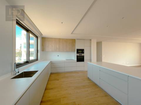 Penthouse T4 nova, próximo das praias em V. N. de Gaia.