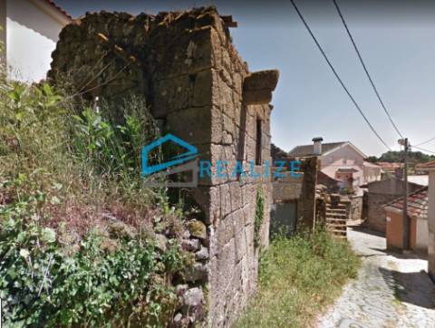 Moradia para reconstruir em Adoufe