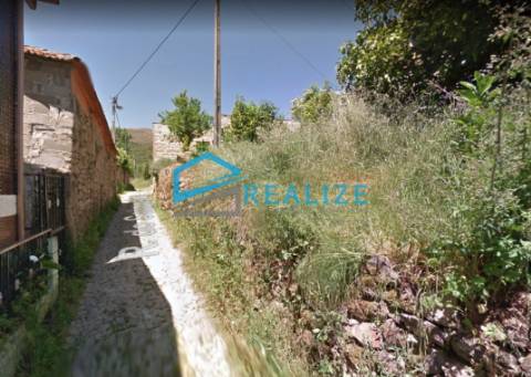 Moradia para reconstruir em Adoufe
