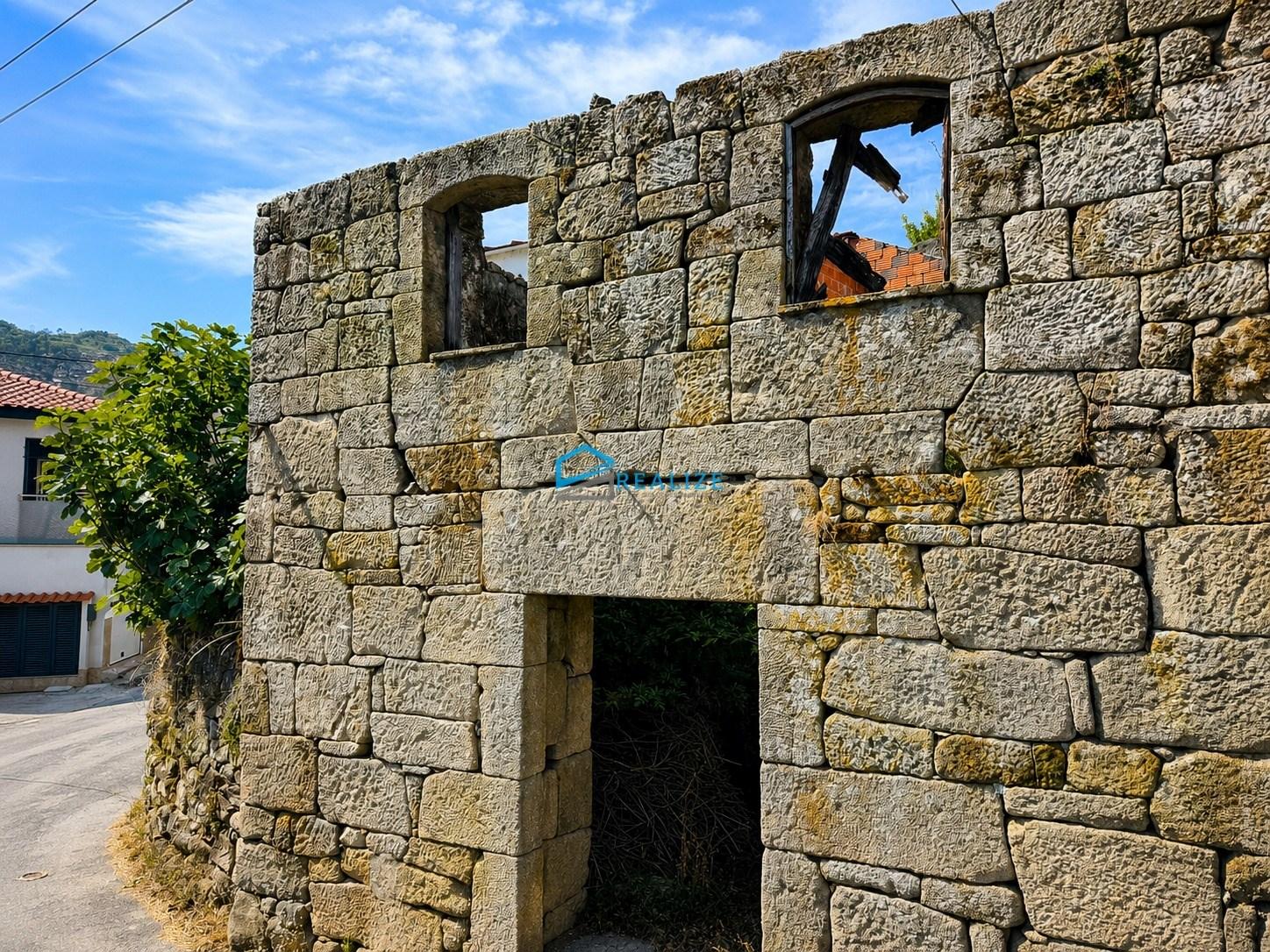Moradia em Pedra para Reconstrução com Projeto Aprovado