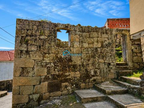 Moradia em Pedra para Reconstrução com Projeto Aprovado