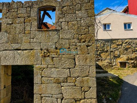 Moradia em Pedra para Reconstrução com Projeto Aprovado