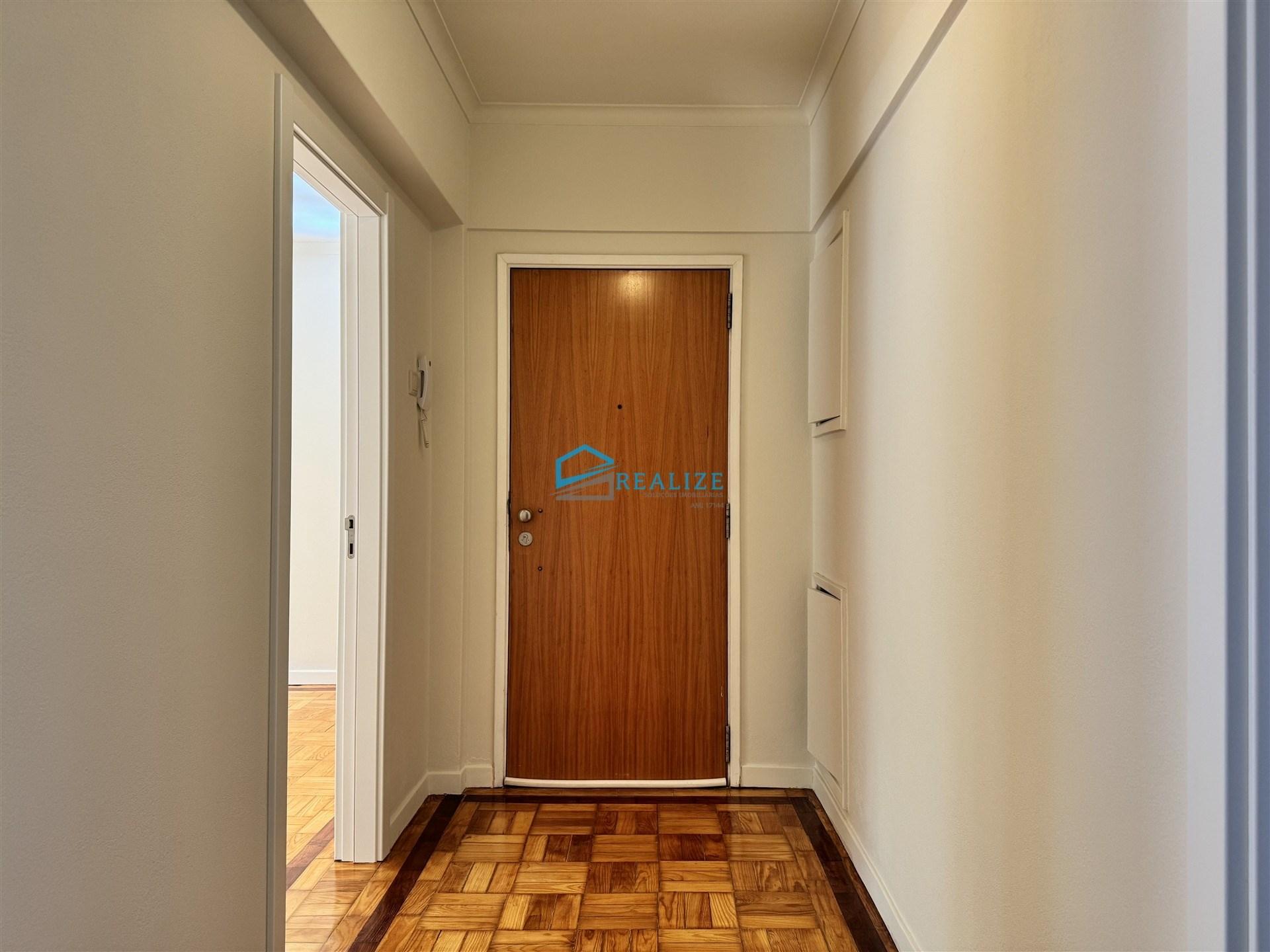 Apartamento T4 Remodelado com Duas Varandas na Zona de Nossa Senhora da Conceição
