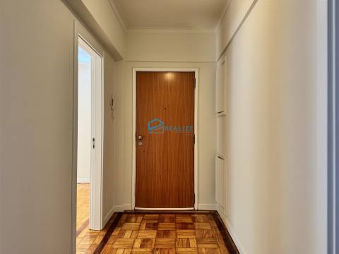 Apartamento T4 Remodelado com Duas Varandas na Zona de Nossa Senhora da Conceição