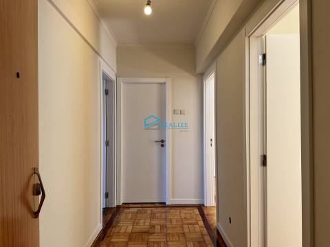 Apartamento T4 Remodelado com Duas Varandas na Zona de Nossa Senhora da Conceição