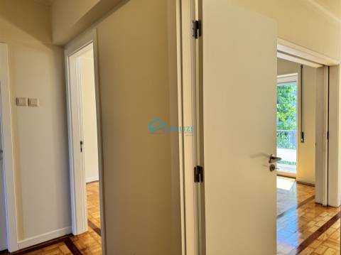 Apartamento T4 Remodelado com Duas Varandas na Zona de Nossa Senhora da Conceição