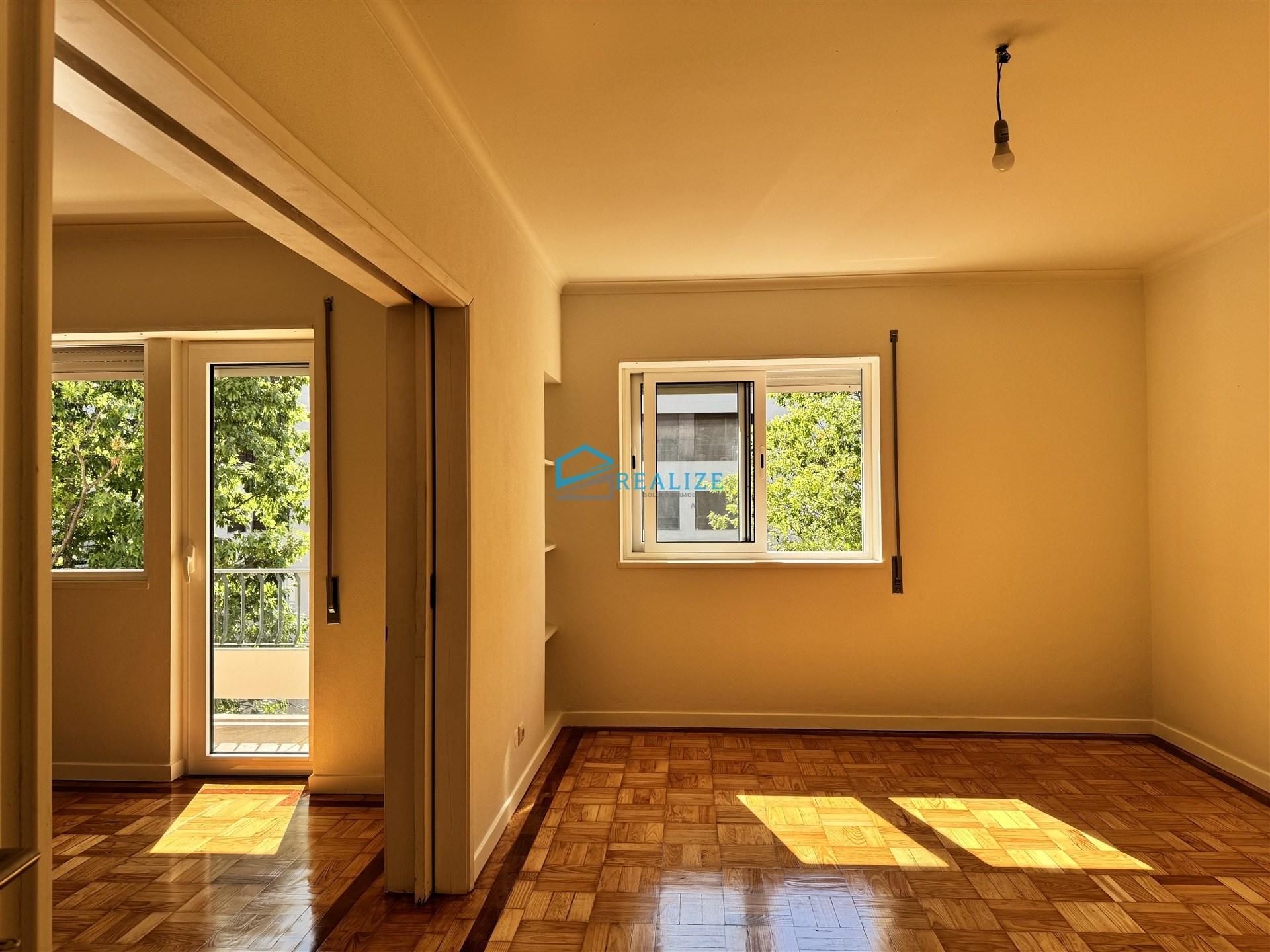 Apartamento T4 Remodelado com Duas Varandas na Zona de Nossa Senhora da Conceição