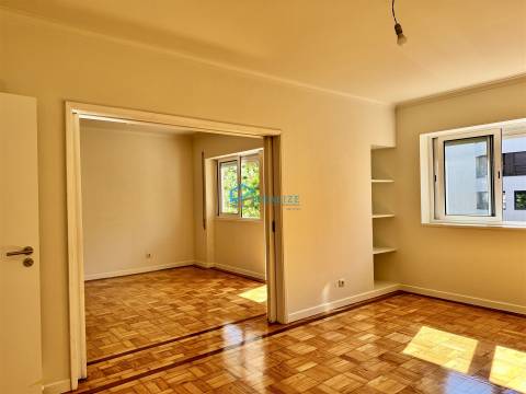 Apartamento T4 Remodelado com Duas Varandas na Zona de Nossa Senhora da Conceição