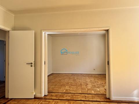 Apartamento T4 Remodelado com Duas Varandas na Zona de Nossa Senhora da Conceição