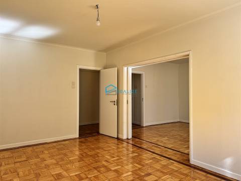 Apartamento T4 Remodelado com Duas Varandas na Zona de Nossa Senhora da Conceição