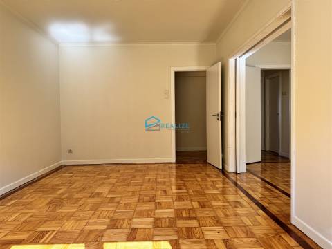 Apartamento T4 Remodelado com Duas Varandas na Zona de Nossa Senhora da Conceição