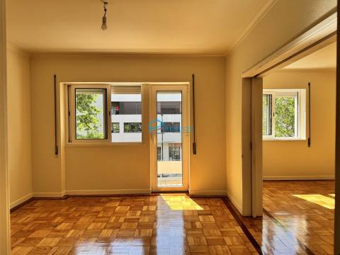 Apartamento T4 Remodelado com Duas Varandas na Zona de Nossa Senhora da Conceição