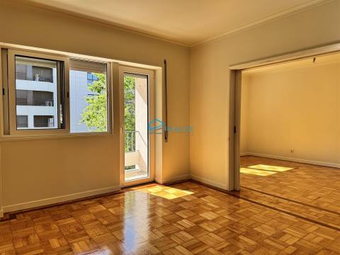 Apartamento T4 Remodelado com Duas Varandas na Zona de Nossa Senhora da Conceição