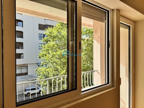 Apartamento T4 Remodelado com Duas Varandas na Zona de Nossa Senhora da Conceição