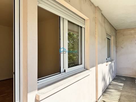 Apartamento T4 Remodelado com Duas Varandas na Zona de Nossa Senhora da Conceição
