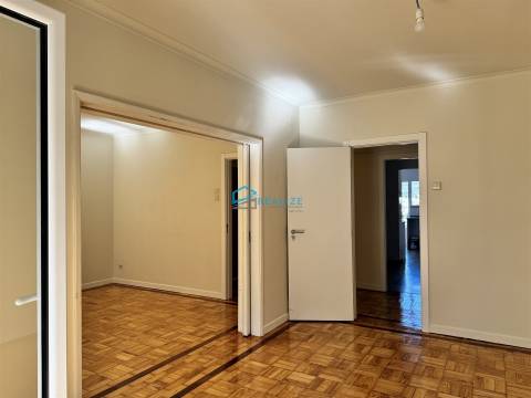 Apartamento T4 Remodelado com Duas Varandas na Zona de Nossa Senhora da Conceição