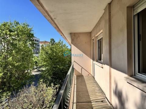 Apartamento T4 Remodelado com Duas Varandas na Zona de Nossa Senhora da Conceição