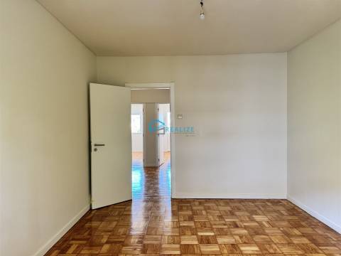 Apartamento T4 Remodelado com Duas Varandas na Zona de Nossa Senhora da Conceição