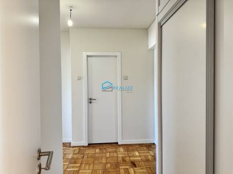 Apartamento T4 Remodelado com Duas Varandas na Zona de Nossa Senhora da Conceição