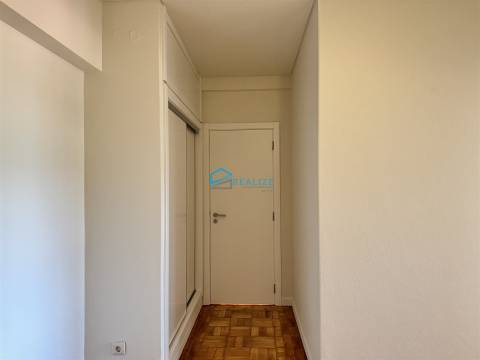 Apartamento T4 Remodelado com Duas Varandas na Zona de Nossa Senhora da Conceição